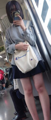 たまにめちゃくちゃ綺麗な肌の女の子いるけど何食ってんだろって思う　街中で歩いている女の美脚でしかヌけない★35