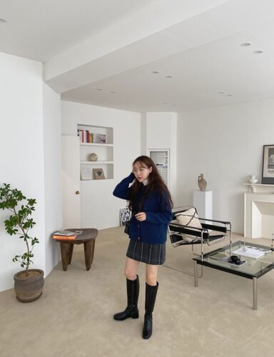 冬の雪の日だったんだけどベージュ系の革の膝裏まであるロングブーツだった　女性のブーツにとてつもないフェチを感じる方P64